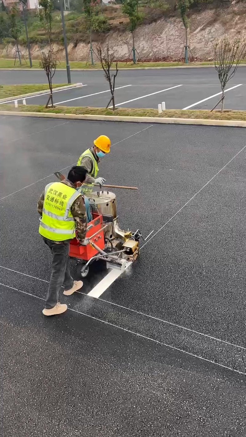 道路标线施工，你知道多少？今天就让我们一起来了解这项看似简单却至关重要的工程。